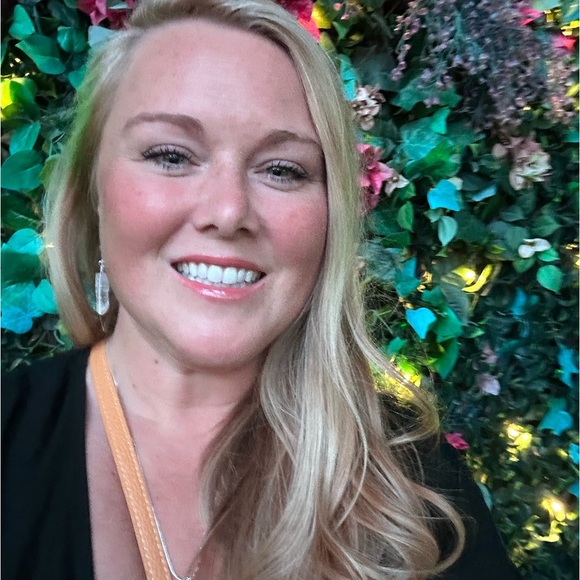 Meet your Posher, Stephanie - Picture 2 of 2